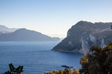 Napoli Körfezi, İtalya 'daki Capri Adası. Güneşli Mavi Gökyüzü. Doğa Arkaplanı.