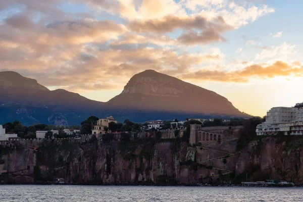 海辺の観光の町に家やホテル ソレント カンパニア イタリア カラフルな日の出スカイアートレンダリング — ストック写真