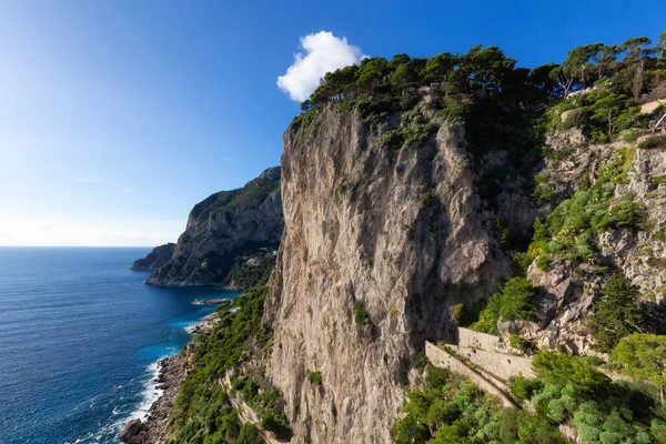 Rocky Coast Sea Vid Turiststaden Capri Island Neapelbukten Italien — Stockfoto