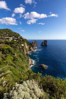 İtalya 'nın Napoli Körfezi' ndeki Capri Adası 'ndaki Turistik Kasabada Deniz kıyısında Rocky Coast.