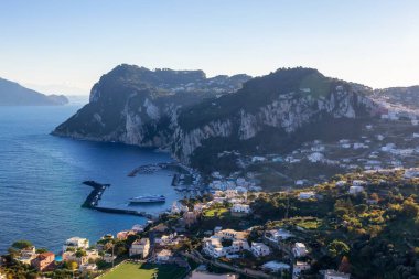 İtalya 'nın Napoli Körfezi' ndeki Capri Adası 'ndaki Turistik Şehir. Güneşli Mavi Gökyüzü. Doğa Arkaplanı.