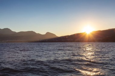 Napoli Körfezi, İtalya 'daki Capri Adası. Güneşli Gündoğumu Gökyüzü. Doğa Arkaplanı.
