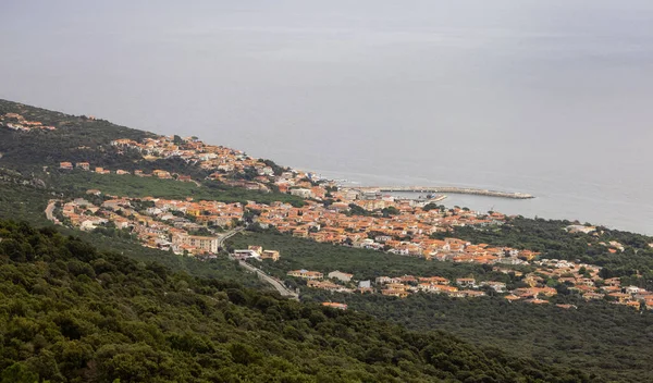 海で小さな観光の町のビュー Cala Gonone サルデーニャ島 イタリア — ストック写真