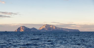 Napoli Körfezi, İtalya 'daki Capri Adası. Güneşli Gündoğumu Gökyüzü. Doğa Arkaplanı.
