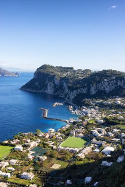 İtalya 'nın Napoli Körfezi' ndeki Capri Adası 'ndaki Turistik Şehir. Güneşli Mavi Gökyüzü.