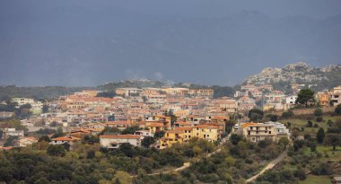Dağlardaki küçük turistik kasaba manzarası. Dorgali, Sardunya, İtalya.
