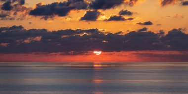 Akdeniz üzerinde dramatik renkli Gündoğumu Gökyüzü. Soyut Kızıl Gök. Bulutlu Doğa Arkaplanı.