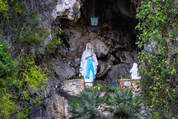 Meryem Ana Nın Kayalık Bir Mağaradaki Heykeli Azize Capri Adası — Stok fotoğraf
