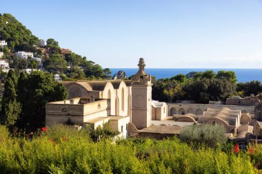 İtalya 'nın Napoli Körfezi' ndeki Capri Adası 'ndaki Turistik Şehir. Güneşli Mavi Gökyüzü.
