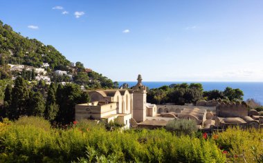 İtalya 'nın Napoli Körfezi' ndeki Capri Adası 'ndaki Turistik Şehir. Güneşli Mavi Gökyüzü.