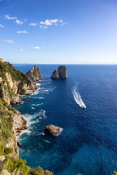 Rocky Coast Sea Vid Turiststaden Capri Island Neapelbukten Italien Solig — Stockfoto