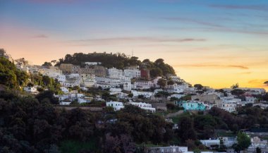 Napoli Körfezi, İtalya 'daki Capri Adası. Sunrise Sky Sanat Sunucusu. Turistik Şehir