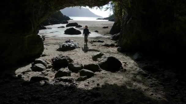 Pasifik Okyanusu Sahil Manzaralı Mağarada Yürüyen Kadın Güneşli Gökyüzü San — Stok video