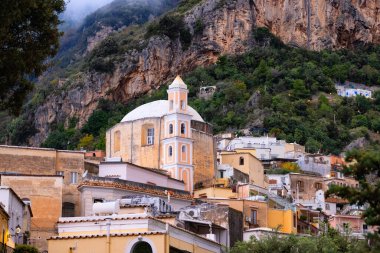 Turistik Şehir, Positano, Rocky Cliffs ve Tyrhenian Denizi kıyısındaki Dağ Manzarası. Amalfi Sahili, İtalya.