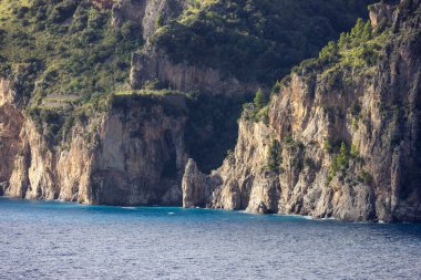 Tyrhenian Denizi kıyısındaki Rocky Cliffs ve Mountain Peyzajı. Amalfi Sahili, İtalya. Doğa Arkaplanı.