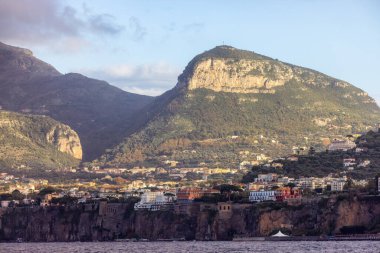Rocky Coast and Homes in Touristic Town, Sorrento, İtalya. Amalfi Sahili. Güneşli bir akşam.