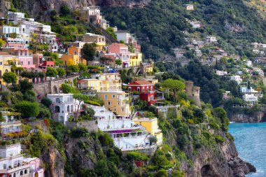 Turistik Şehir, Positano, Rocky Cliffs ve Tyrhenian Denizi kıyısındaki Dağ Manzarası. Amalfi Sahili, İtalya.