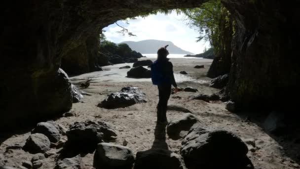 女性太平洋の海岸を望むビーチの洞窟を歩く 晴れ空 サンヨゼフ湾 ケープスコット州立公園 北バンクーバー島 カナダ カナダの自然背景 シネマティック4K — ストック動画