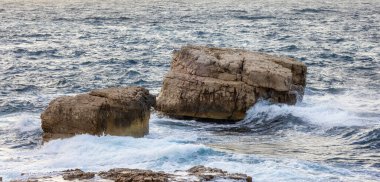 Akdeniz 'de dalgalı bir sahil. İtalya, Avrupa. Doğa Arkaplanı.