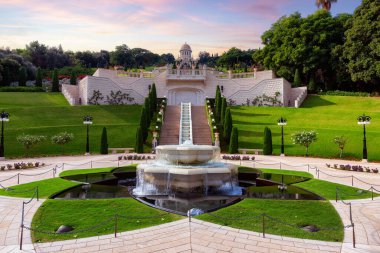 Hayfa, İsrail 'deki Bahai Bahçeleri. Bulutlu Günbatımı Gökyüzü Sanatı Sunucusu. Turist Çekimi