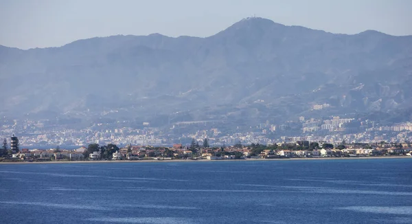 海のそばの街 メッシーナ シチリア島 イタリア 晴れた朝 — ストック写真