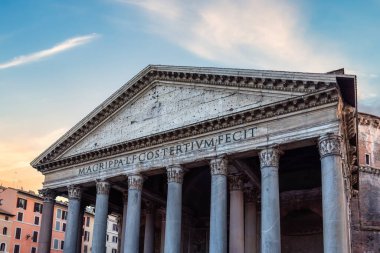 Pantheon, Roma, İtalya 'daki tarihi Katolik kilisesi. Renkli Günbatımı Gökyüzü Sanatı Görüntüleyici.