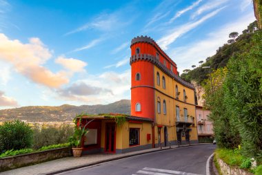 Sorrento, İtalya 'da turistik bir kasabada sokaklar. Bulutlu Güneşli Günbatımı Gökyüzü