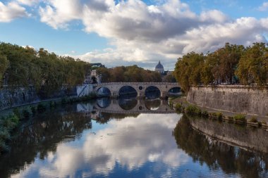 Tiber Nehri ve Köprüsü tarihi bir şehir, Roma, İtalya. Güneşli ve bulutlu bir gün.