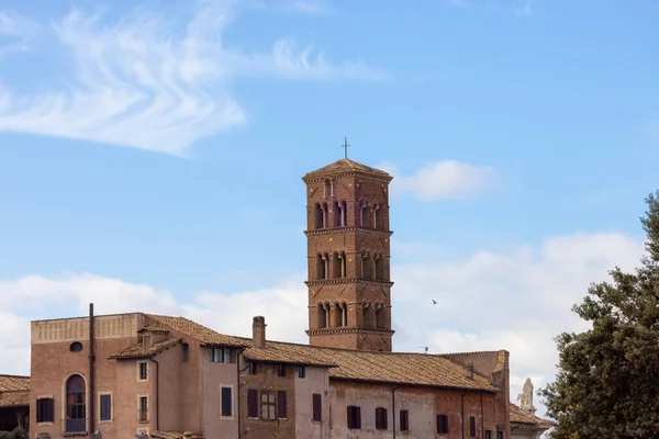 旧市街ローマの歴史的建造物 イタリア 曇った青空 — ストック写真