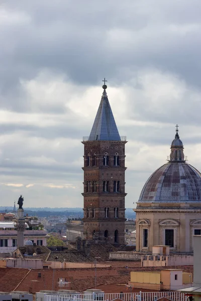 Gamla Historiska Katolska Kyrkan Rom Italien Flygutsikt Molnigt Himmel — Stockfoto