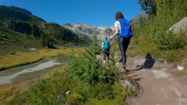 Kanada Dağ Manzarası 'nda yürüyüş yapan maceraperest insanlar. Sunny Fall sezonu. Whistler ve Squamish yakınlarındaki Brandywine Meadows, British Columbia, Kanada. Macera Yolculuğu. Yavaş Sinema Sineması
