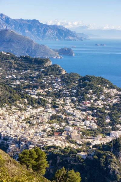 Turystyczne Miasto Capri Island Zatoce Neapolitańskiej Włochy Słoneczne Błękitne Niebo — Zdjęcie stockowe
