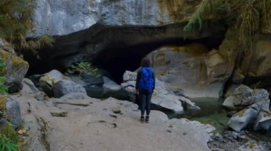 Mağaranın içinde maceraperest bir kadın. Macera Yolculuğu. Little Huson Mağara Parkı, Vancouver Adası, British Columbia, Kanada. Yavaş Sinema Sineması