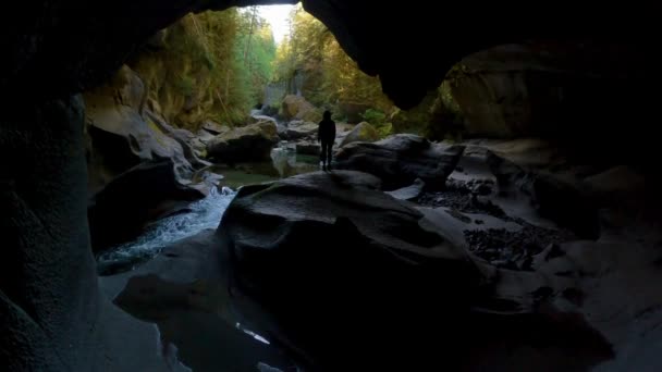 Eventyrlystne Kvinner Som Står Hule Eventyrreiser Little Huson Caves Park – stockvideo