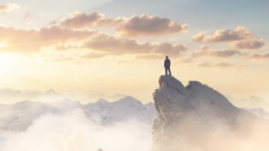 Maceraperest Yürüyüşçü, arka planda kayalık bir dağ ile buzlu zirvenin tepesinde duruyor. Macera Birleşimi. 3D taş kırma. BC, Kanada 'dan havadan görüntü. Günbatımı Gökyüzü. Sinematik Canlandırma