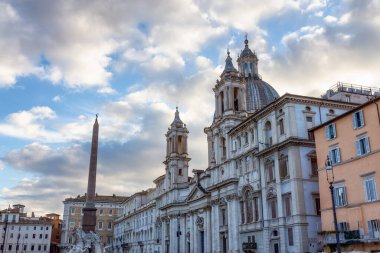 Santa Agnese, Agone, Navona Meydanı 'nda. Roma, İtalya 'da tarihi eser. Bulutlu Gökyüzü.