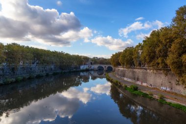 Tiber Nehri ve Köprüsü tarihi bir şehir, Roma, İtalya. Güneşli ve bulutlu bir gün.