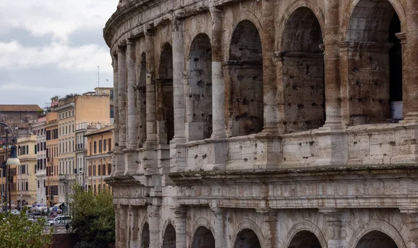 Antichi Resti Roma Italia Colosseo Cielo Soleggiato Nuvoloso — Foto Stock