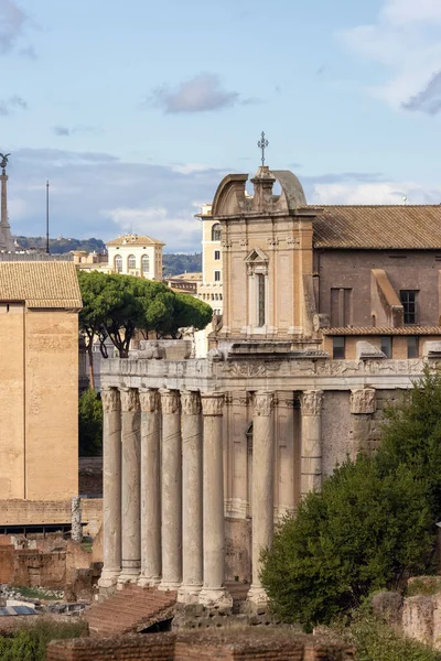 Gamla Historiska Byggnaden Centrala Rom Italien Molnblå Himmel — Stockfoto