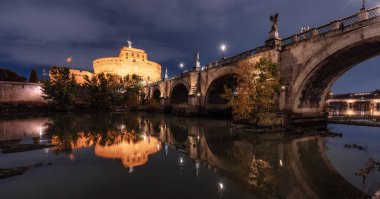 Eski Tarihi Köprü, St. Angelo Köprüsü, gece Tiber Nehri üzerinde. Roma, İtalya.