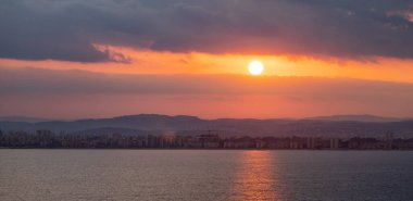 Akdeniz 'deki şehir manzarası, Hayfa, İsrail. Dramatik Gündoğumu Gökyüzü.