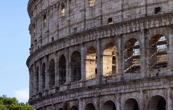 Starověké Pozůstatky Římě Koloseum Sunny Cloudy Sky — Stock fotografie