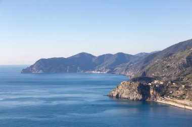 İtalya 'nın Corniglia kayalık sahilinde küçük bir turistik kasaba. Cinque Terre 'de. Sunny Fall Sezon Günü.
