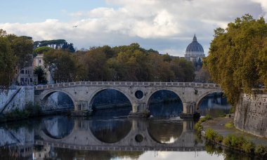 Tiber Nehri ve Köprüsü tarihi bir şehir, Roma, İtalya. Güneşli ve bulutlu bir gün.