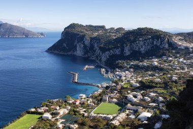 İtalya 'nın Napoli Körfezi' ndeki Capri Adası 'ndaki Turistik Şehir. Güneşli Mavi Gökyüzü.