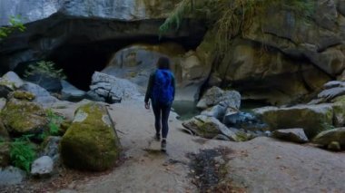 Mağaranın içinde maceraperest bir kadın. Macera Yolculuğu. Little Huson Mağara Parkı, Vancouver Adası, British Columbia, Kanada. Yavaş Sinema Sineması