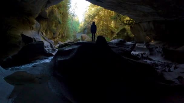 Приваблива Жінка Стоїть Печері Подорож Пригодами Парк Печер Малюк Острів — стокове відео