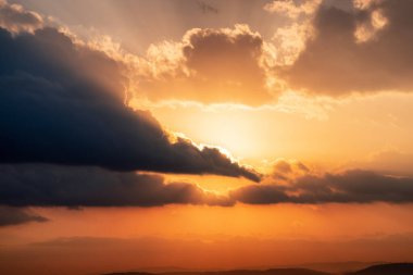 Akdeniz üzerinde dramatik renkli Gündoğumu Gökyüzü. Soyut Kızıl Gök. Bulutlu Doğa Arkaplanı.