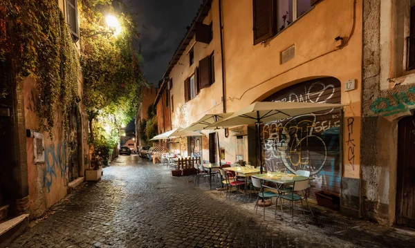 ローマ イタリア 2022年11月15日 ダウンタウンの古い歴史的通り 雨の夜 — ストック写真