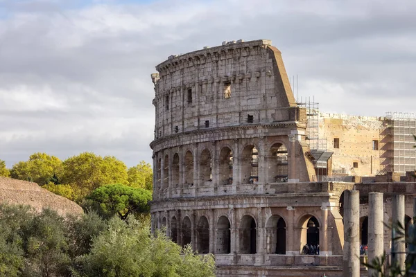 Starověké Pozůstatky Římě Koloseum Sunny Cloudy Sky — Stock fotografie